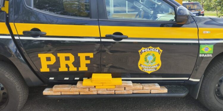 PRF apreende drogas, arma e cumpre mandado de prisão em operações durante o fim de semana no Acre