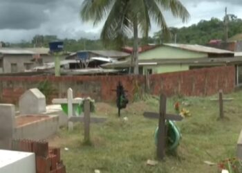 Cemitério de Assis Brasil chega ao limite e morador tem quintal tomado por covas