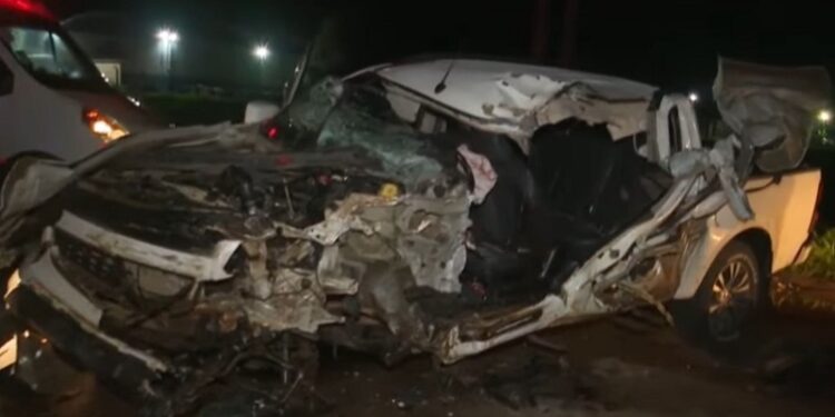 Grave acidente entre caminhonete e caminhão deixa jovem entre ferragens na BR-364 em Rio Branco