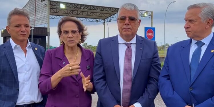 “Bolsonaro paga por um crime que não cometeu”, diz Márcio Bittar após visita à Papuda com senadores
