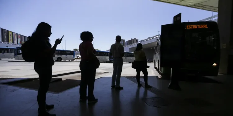 Nove em cada 10 mulheres já sofreram violência ao se deslocar à noite