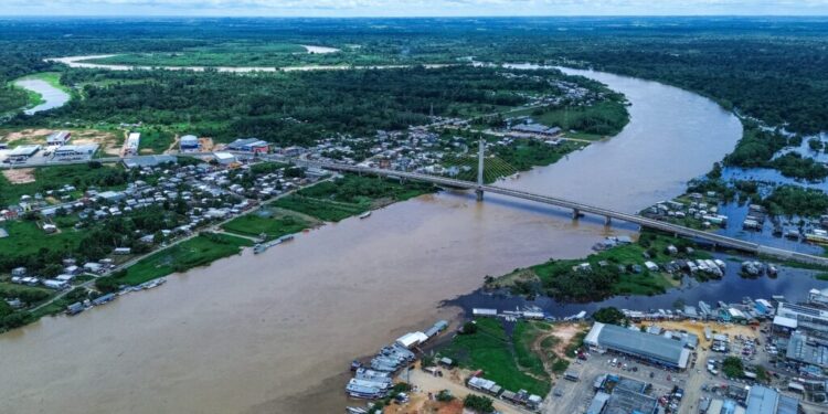 Chuvas antecipadas elevam nível do Rio Juruá e Defesa Civil mantém alerta em Cruzeiro do Sul