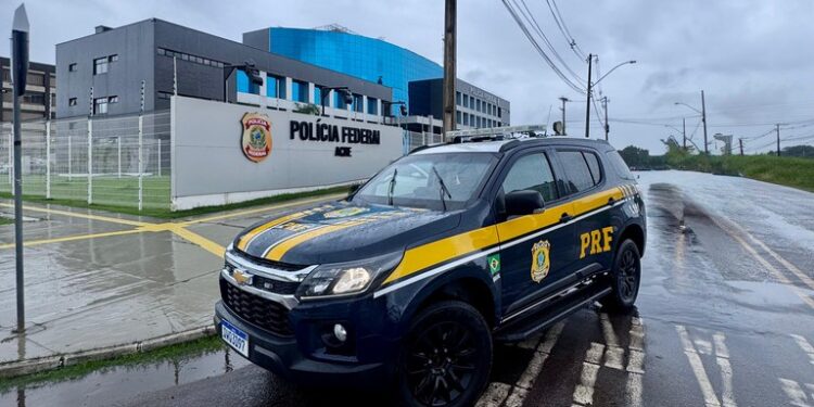 PRF apreende cerca de 93 kg de cocaína escondidos em fundo falso de veículo na BR-317