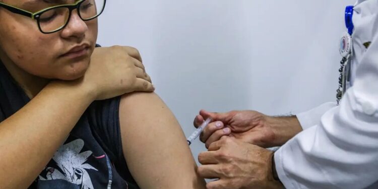 Jovens de 15 a 19 anos podem se vacinar contra HPV até junho de 2026