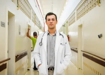 Infectologista alerta para avanço do HIV entre jovens no Acre e cobra ações urgentes