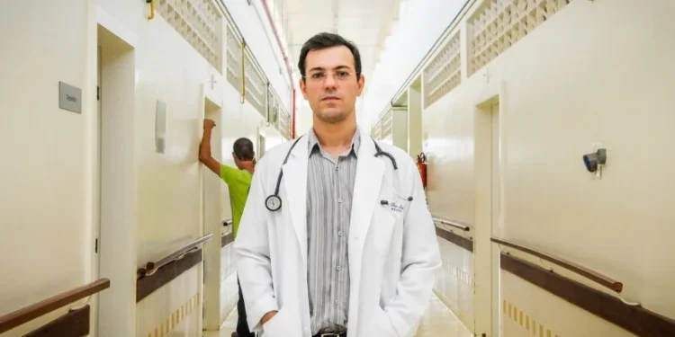 Infectologista alerta para avanço do HIV entre jovens no Acre e cobra ações urgentes