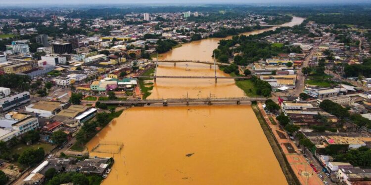 Com Rio Acre acima de 15 metros, Bocalom decreta situação de emergência em Rio Branco