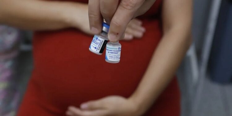 Acre recebe 3,8 mil doses da nova vacina contra bronquiolite para gestantes; aplicação começa na segunda