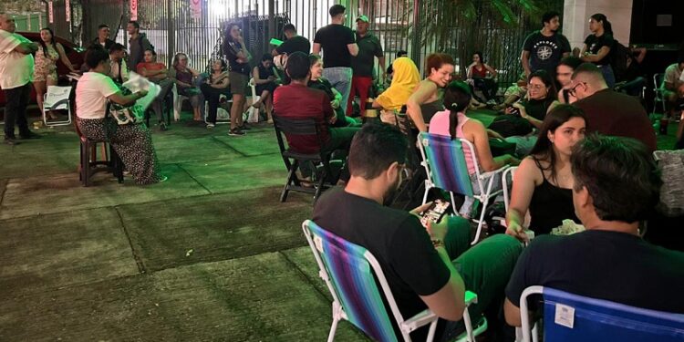 Com prazo apertado, aprovados disputam fichas e madrugam em fila para inspeção médica do concurso da Educação