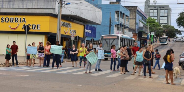 Feirantes protestam contra privatização de mercados municipais e bloqueiam vias no Centro de Rio Branco
