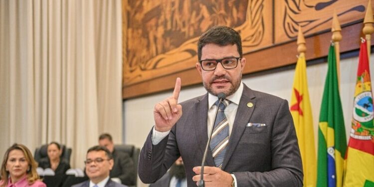 Relatora explica redução de pena e julgamento de Gladson Camelí fica para 2026 após pedido de vista