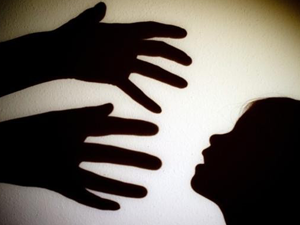 Pai é condenado a 49 anos de prisão por abusar da filha durante uma década no Acre