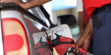 Petrobras anuncia redução de 5,2% no preço da gasolina para distribuidoras