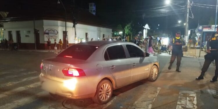 Motorista é sequestrado durante corrida e se joga de carro em movimento em Rio Branco
