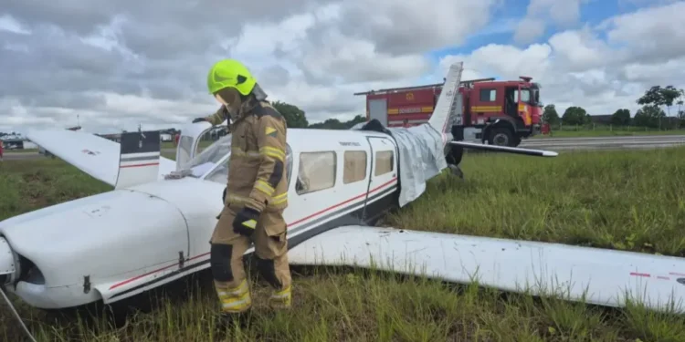 Avião sai da pista após pneu estourar durante decolagem no aeródromo de Tarauacá