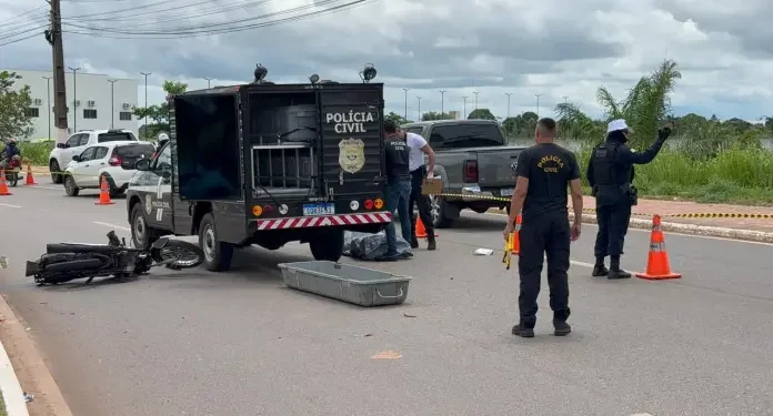 Idoso de 65 anos morre após acidente entre moto e caminhonete na Via Chico Mendes