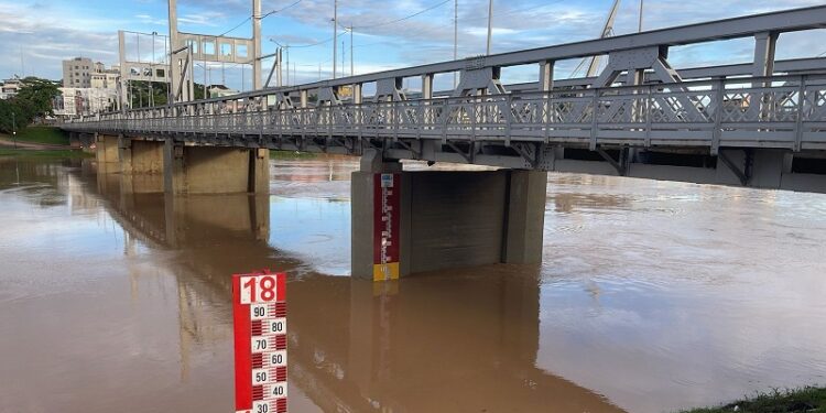 Rio Acre recua nesta quarta, mas segue próximo da cota de alerta em Rio Branco