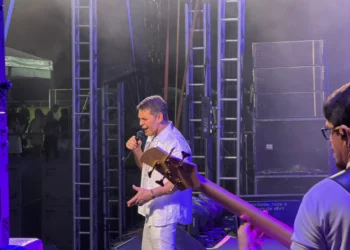 “Que show lindo”: Eduardo Costa agradece público de Cruzeiro do Sul após Réveillon no Juruá