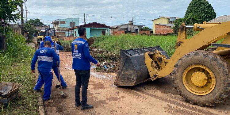 Prefeitura inicia limpeza nos bairros atingidos após vazante do Rio Acre em Rio Branco