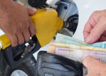 Gasolina cai na Petrobras, mas não no posto: por que o desconto some no caminho?