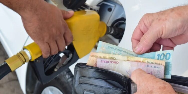 Gasolina cai na Petrobras, mas não no posto: por que o desconto some no caminho?