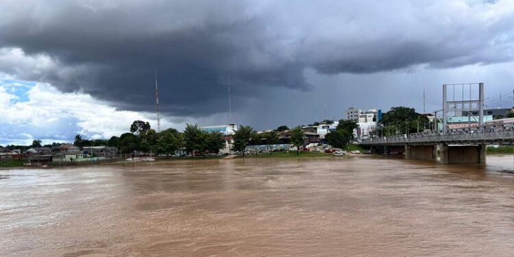 Rio Acre segue em elevação e alcança 15,42 metros em Rio Branco